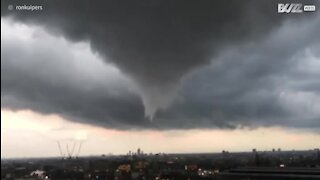 Une tornade impressionnante visible depuis le ciel d'Amsterdam!