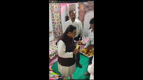 Mukesh Ambani ji eating bhajiya