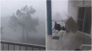 강렬한 태풍으로 산산이 부서진 발코니