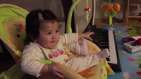 Baby Girl Says “Dada” While Her Parents Try To Get Her To Say “Mama”