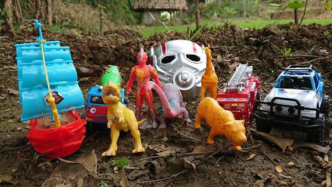 Mencari Mainan - Ultraman, Jerapah, Trex, Truk Molen, Mobil Pemadam Kebakaran