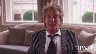 Rod Stewart Wows Listeners With Rendition of “Should auld the acquaintance be forgot”