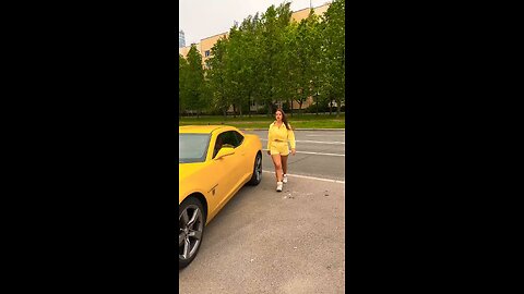 yellow girl funny car prank