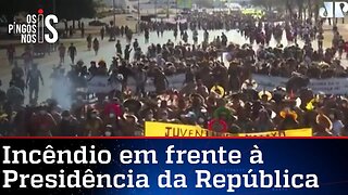 Índios e esquerdistas colocam fogo em Brasília