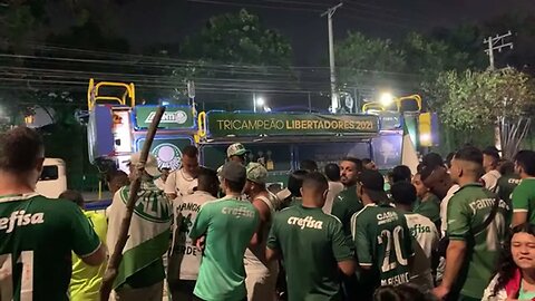 Torcida do Palmeiras LOTA CT e espera chegada do time!