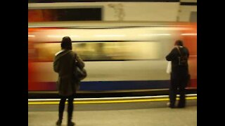 Chegada de metrô é anunciada como se fosse um lutador de boxe