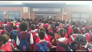 South Africa - Cape Town - Bloekombos closing near schools day 2 Protest (Video) (SoL)