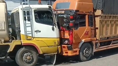 Truck Tabrakan Adu Banteng
