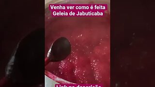 Geleia de Jabuticaba, azedinha e doce ao mesmo tempo.