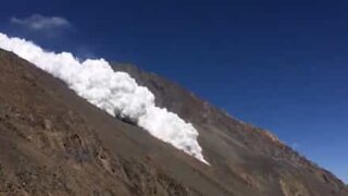 Uma incrível avalanche filmada no Paquistão