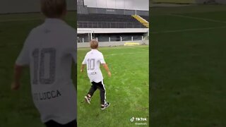 Filho do Neymar jogando futebol na Vila Belmiro