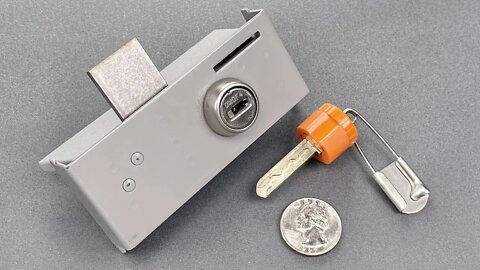 [1308] A Huge Flaw In This Coin-Operated Locker Mechanism