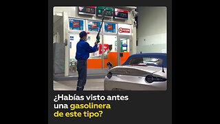 Gasolina entra en el coche desde arriba en esta gasolinera japonesa