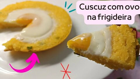 Cuscuz com ovo feito na frigideira. Deliciosa opção para café da manhã e lanche.