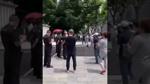 Public in Shanghai Protesting outside a Government Building 上海人大喊“区长，出来！”