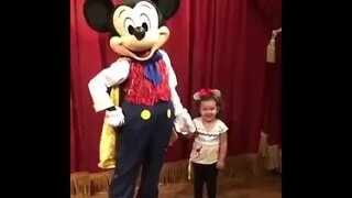 REALIZEI O MEU SONHO, CONHECI O MICKEY PESSOALMENTE NA DISNEY #disney #sonho #viral #shorts