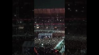 Torcida do Cruzeiro cantando alto no show do Metallica