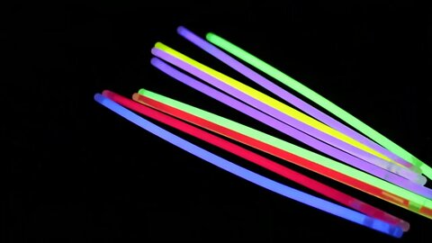 Mumoo Bear 100 Glow Sticks Party Pack 8 Inch With Connectors To Make Neon Bracelets,Necklaces,Eye Gl