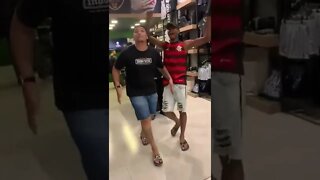 Flamenguistas invadindo loja do Vasco em shopping