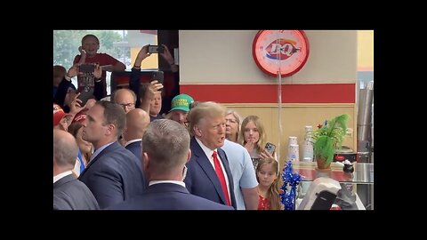 TRUMP❤️VISIT’S DAIRY QUEEN IN COUNCIL BLUFFS IOWA💙🇺🇸⭐️🏪🥤⭐️