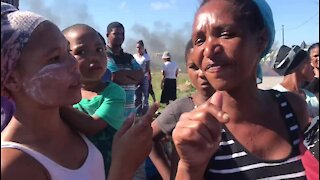 Port Elizabeth shack dwellers protest against relocation (4Vc)