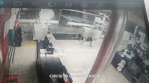 Timóteo: câmeras de segurança flagram dupla furtando supermercado