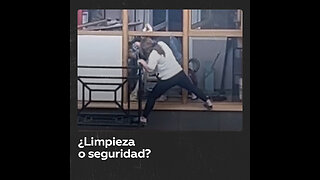 Mujer arriesga su vida al limpiar las ventanas de su departamento