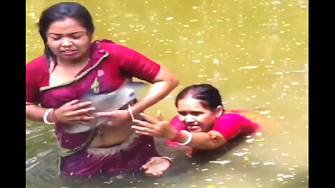 Amazing Village women Hand fishing | Unique fishing video