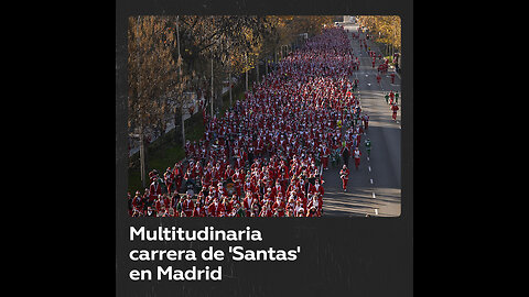 Miles de Papás Noel corren por las calles de Madrid en una carrera solidaria