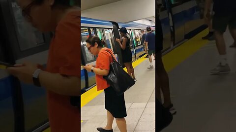 Staggering Montréal metro
