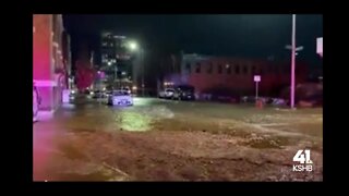 Raw video: 30-inch water main breaks in downtown Kansas City, Missouri
