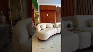 O sofá Proença conta com amplo espaço, design charmoso, e além do mais um conforto incrível!