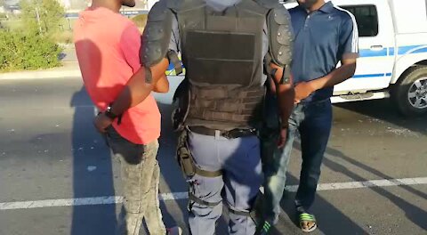 SOUTHA AFRICA - Cape Town - Somerset West/Strand protestors arrested (Video) (MpR)