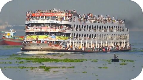 Riverboats overcrowded before the Covid-19 Era