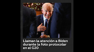 Joe Biden se distrae durante una foto oficial en la cumbre del G20