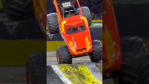 MONSTER JAM = SEE WHAT HAPPENS DURING THE VIDEO = Léo Sócrates