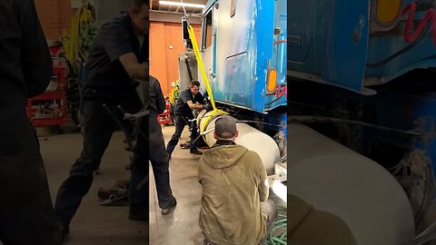 Removing a giant fuel tank from a volvo truck #mechanic #mechaniclife #mechanical