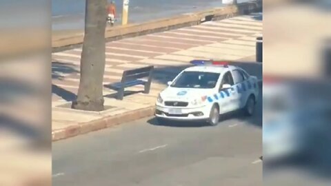 Un patrullero en la Rambla de Montevideo pidiendo que se vayan a sus domicilios