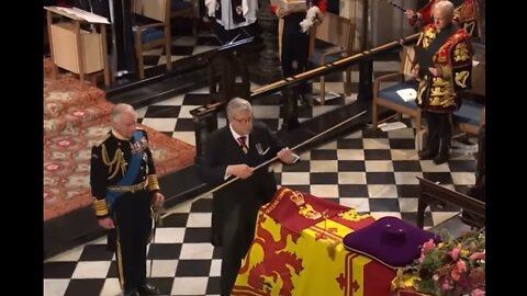 Lord chamberlain breaks wand of office andplaces it on Queen's coffin