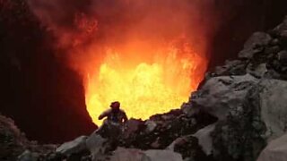 Våghalsiga äventyrare slår läger vid en aktiv vulkan