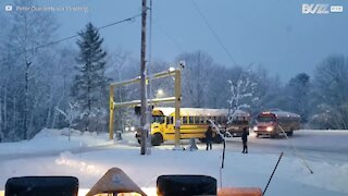 Voici comment on déneige un bus dans le Maine