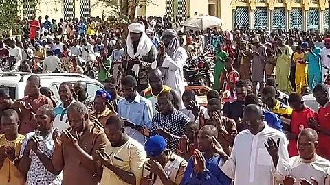 •النيجر صلاة الجماعة في المسجد الكبير في العاصمة #نيامي يشهدها الآلاف