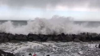 Massive waves flood city in Washington