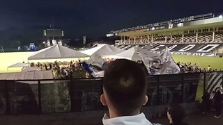 Torcedores do Vasco se despedindo de Roberto Dinamite cantando seu nome e o hino do Vasco