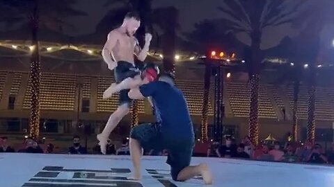 Petr Yan practicing illegal knee at open workouts