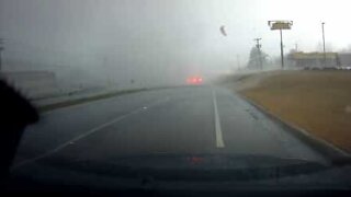 Panico: tornado attraversa la strada in Alabama!