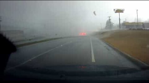 Panico: tornado attraversa la strada in Alabama!