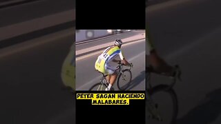 Peter Sagan realizando malabares con su bicicleta.