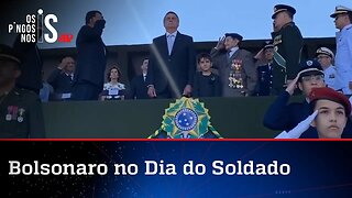 Bolsonaro participa de cerimônia em homenagem ao Dia do Soldado; veja vídeo