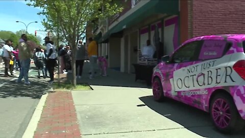 Man who lost mother to breast cancer opens resource center in Kenmore